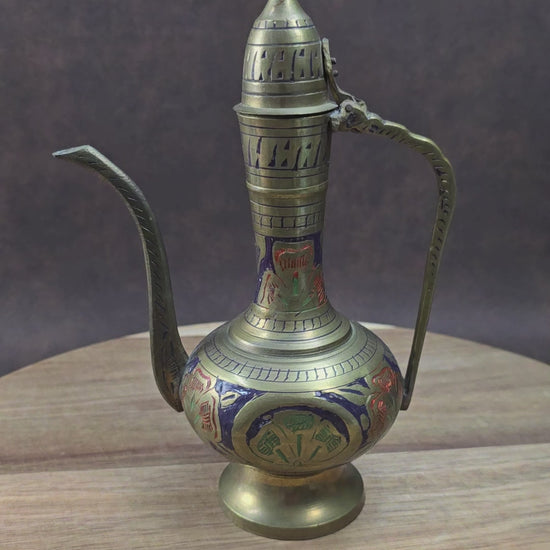 Handgefertigtes Messingkännchen aus Indien (ca. 1950–1970) mit dunkelblauer Emaille. Orientalisches Sammlerstück für Orient- und Vintage-Liebhaber:innen.