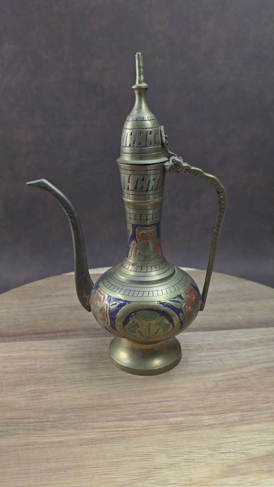 Handgefertigtes Messingkännchen aus Indien (ca. 1950–1970) mit dunkelblauer Emaille. Orientalisches Sammlerstück für Orient- und Vintage-Liebhaber:innen.