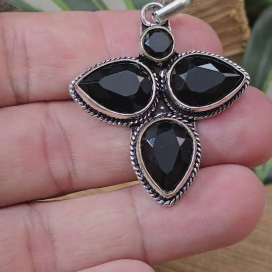 Anhänger .925 Sterling Silber mit 3 facettierten tropfenförmigen Onyxen, angeordnet in einer Triquerta und einem kleinen facettierten rundem Onyx darüber, Kettenanhänger