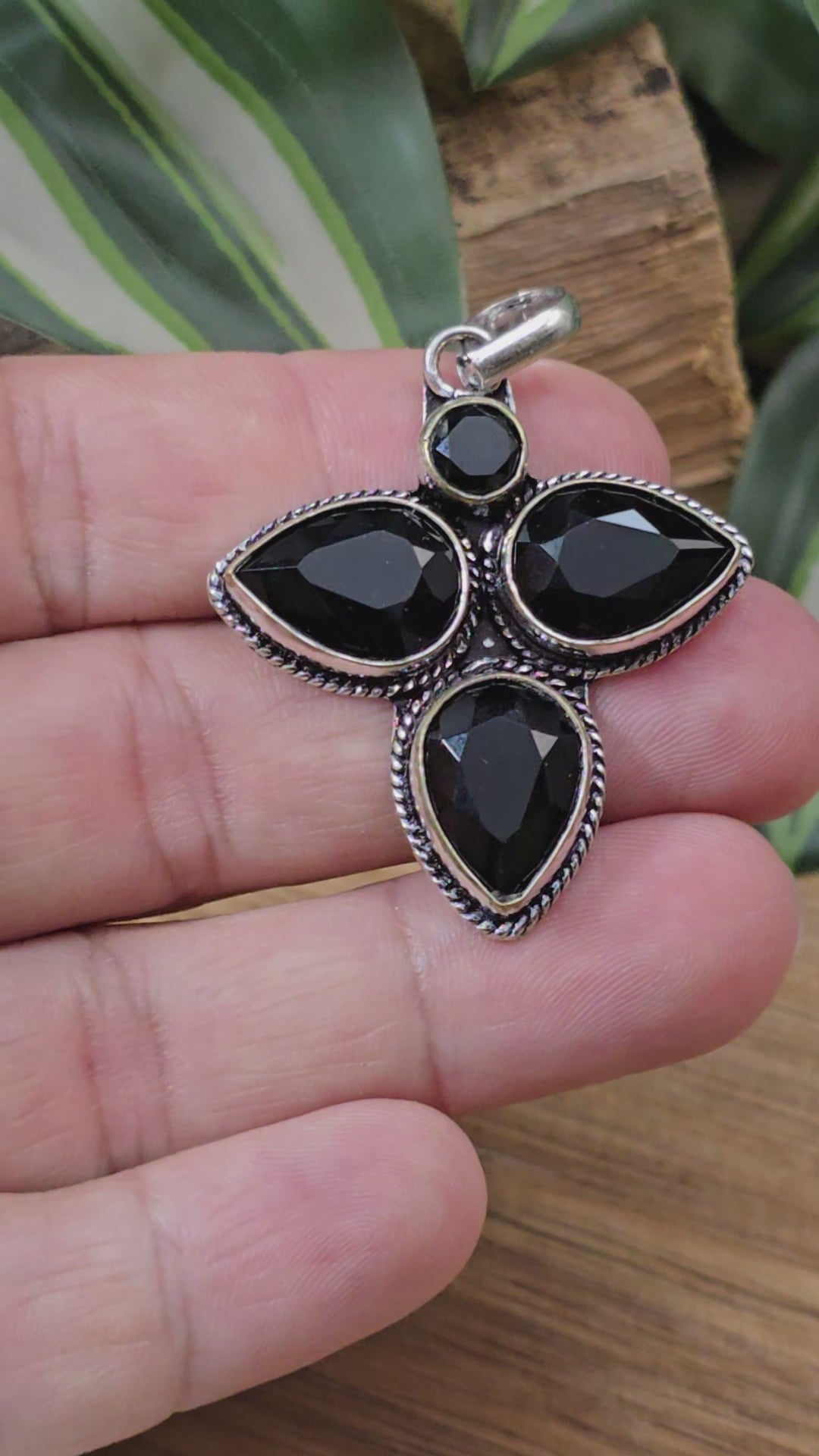 Anhänger .925 Sterling Silber mit 3 facettierten tropfenförmigen Onyxen, angeordnet in einer Triquerta und einem kleinen facettierten rundem Onyx darüber, Kettenanhänger