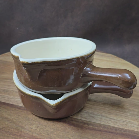 Set aus 2 Saucenpfännchen, braun/creme. Schweres Steinzeug, Landhaus-Look, ca. 1970er–1980er. Praktisch & dekorativ, gute Erhaltung mit Patina/Craquelé.