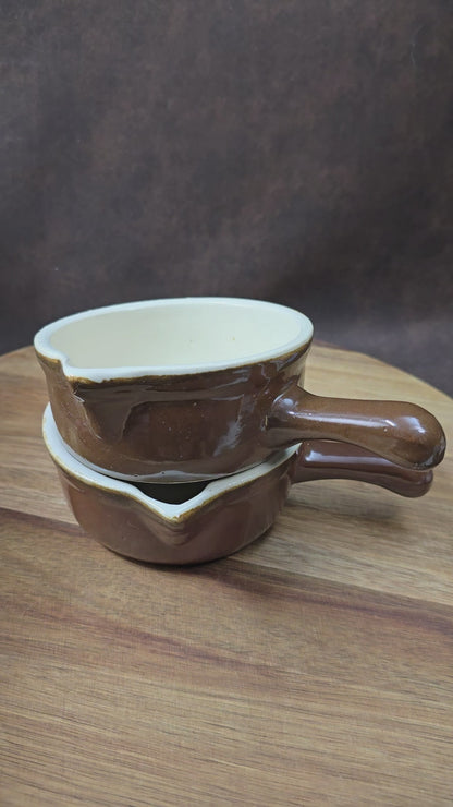Set aus 2 Saucenpfännchen, braun/creme. Schweres Steinzeug, Landhaus-Look, ca. 1970er–1980er. Praktisch & dekorativ, gute Erhaltung mit Patina/Craquelé.