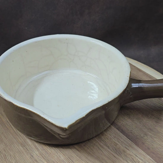 Rustikaler Keramik-Stieltopf mit Ausguss von FNK Bochnia (Polen), ca. 1970er–1980er. Braun/creme, schweres Steinzeug, ideal zum Servieren. Guter Vintage-Zustand mit authentischem Craquelé.