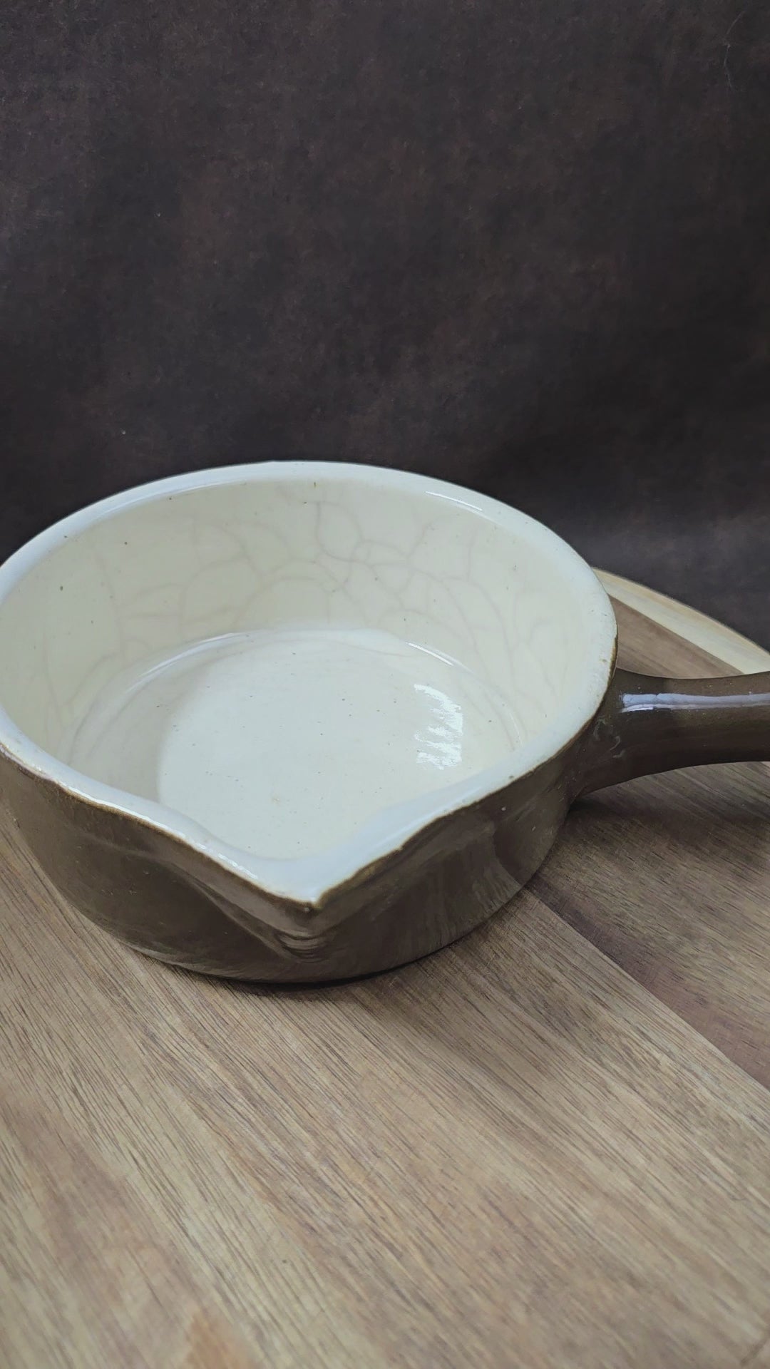 Rustikaler Keramik-Stieltopf mit Ausguss von FNK Bochnia (Polen), ca. 1970er–1980er. Braun/creme, schweres Steinzeug, ideal zum Servieren. Guter Vintage-Zustand mit authentischem Craquelé.