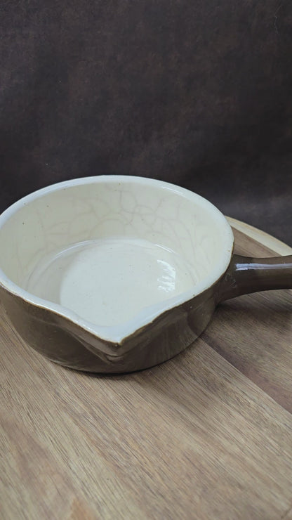 Rustikaler Keramik-Stieltopf mit Ausguss von FNK Bochnia (Polen), ca. 1970er–1980er. Braun/creme, schweres Steinzeug, ideal zum Servieren. Guter Vintage-Zustand mit authentischem Craquelé.