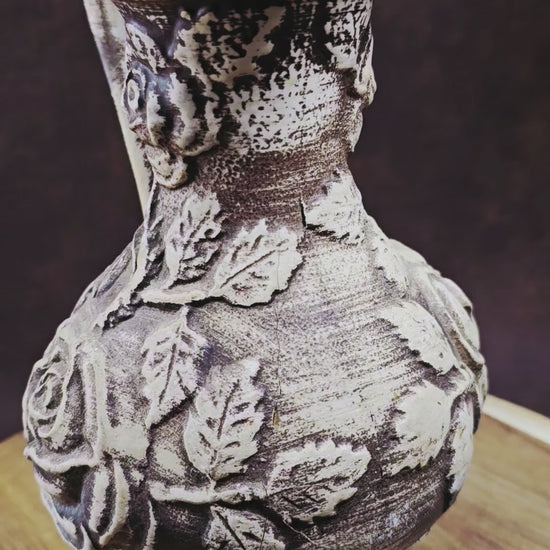 Walter Gerhard Keramik Vase 2250/25, 1950er/60er, 25 cm hoch, Rosenrelief, Creme/Braun, guter Vintagezustand, kleiner Chip am Standfuß.