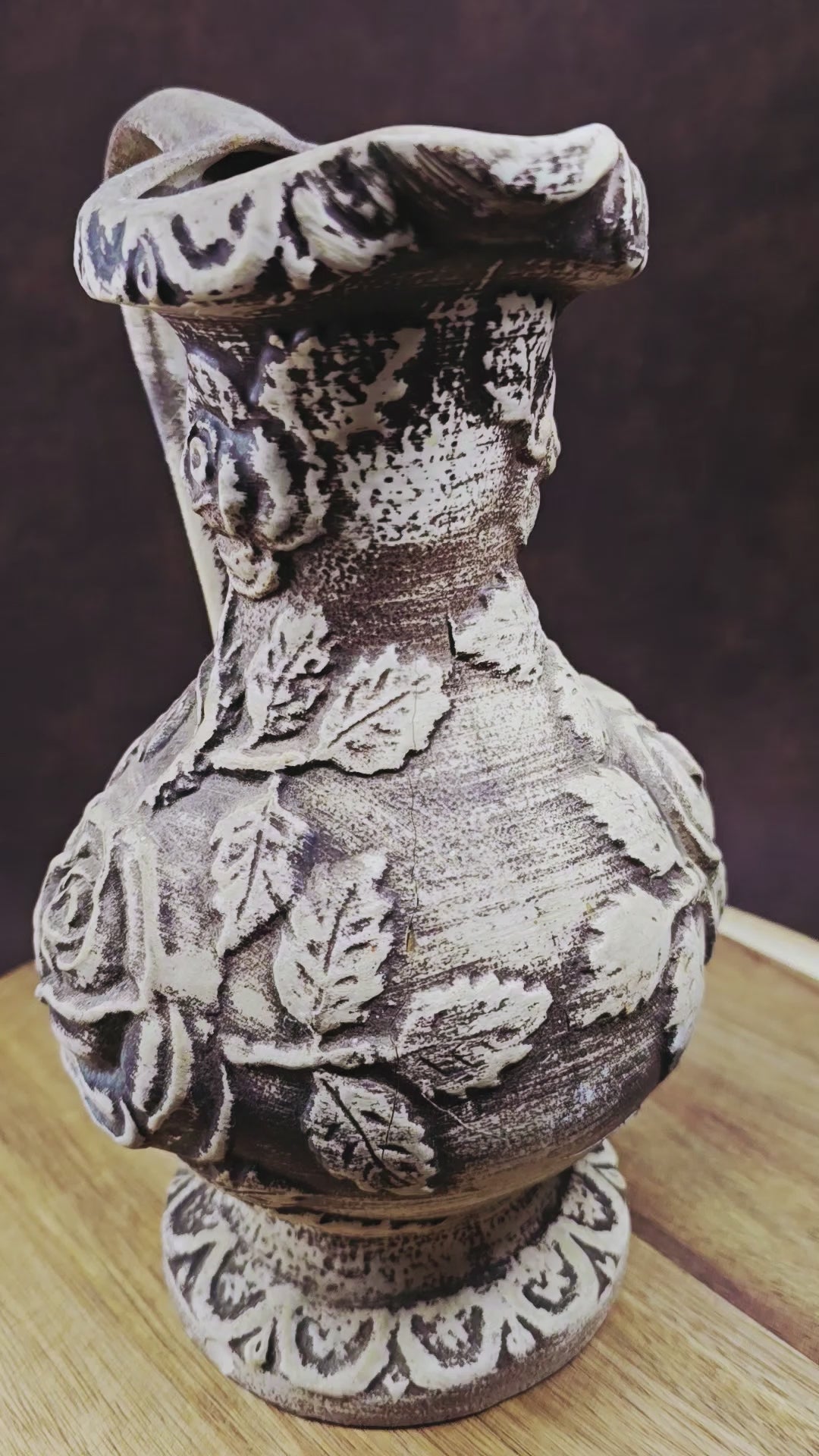 Walter Gerhard Keramik Vase 2250/25, 1950er/60er, 25 cm hoch, Rosenrelief, Creme/Braun, guter Vintagezustand, kleiner Chip am Standfuß.