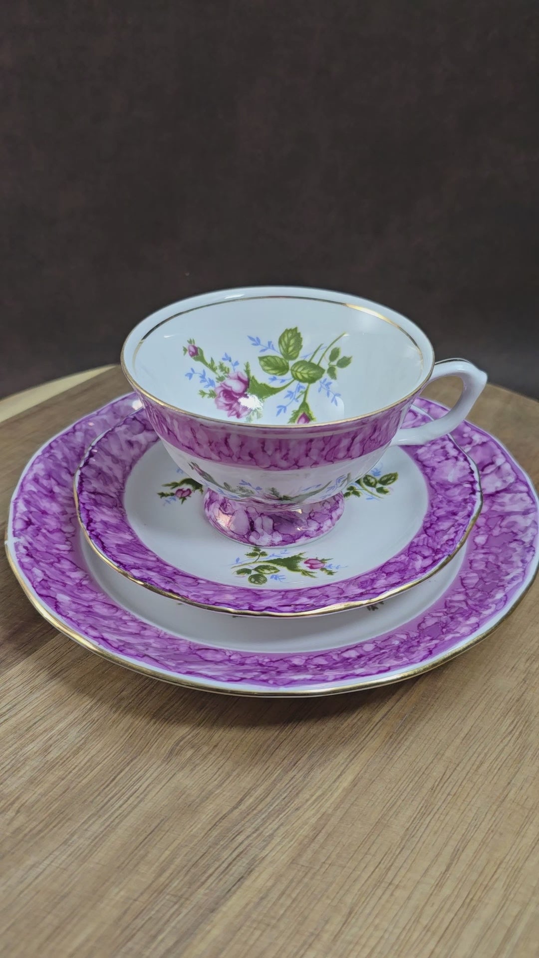Wunderschönes Porzellan-Gedeck im Chodzież-Stil der 1970er mit Rosenmotiv & Goldrand – perfekt für Vintage-Wohnungen, Tea Time oder als Geburtstagsgeschenk.