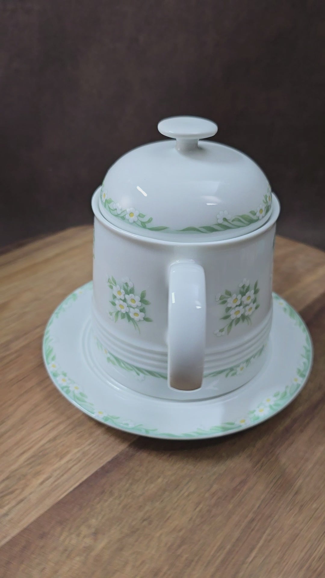 Kleine Vintage-Kaffeekanne aus Porzellan von Melitta Friesland, inkl. Teller. Fröhliches Blümchendekor, ideal für Kaffee- oder Teegenuss.