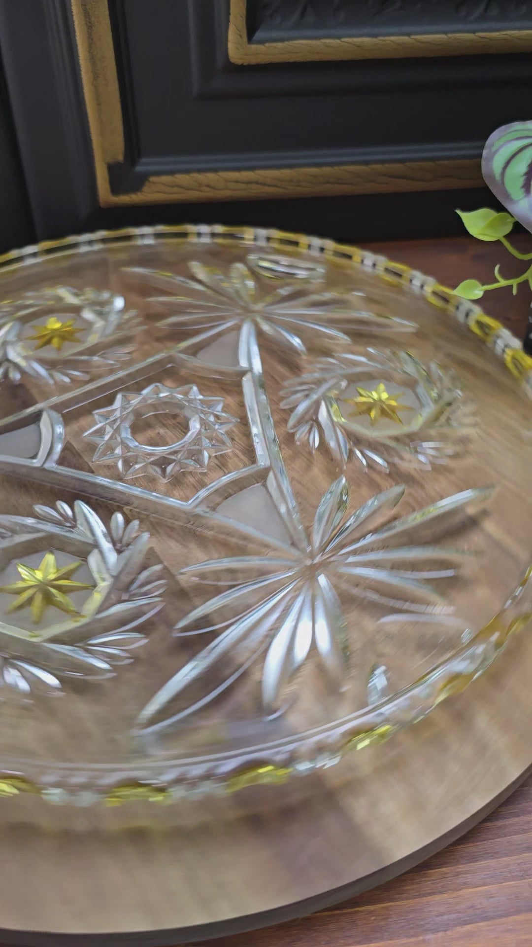 Schwere Vintage-Kristallglasplatte von Walther Glas, 1970er, Ø 30 cm, 3 Füße, Schleuderstern-Motiv & gelbe Akzente – dekorativ & funktional, perfekter Retro-Tischschmuck.