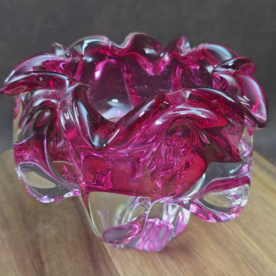 Designklassiker von Hospodka: Pinke Kunstglasschale aus den 60ern, Chribska. Schwer, gerüscht, eindrucksvoll – echtes Vintage-Statement!