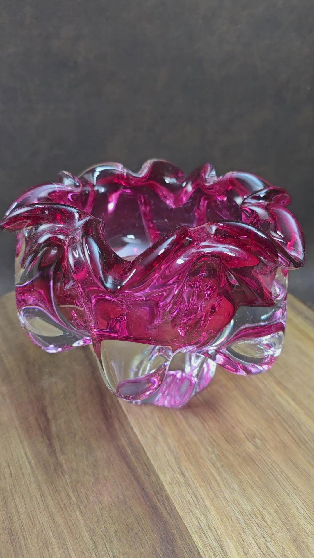 Designklassiker von Hospodka: Pinke Kunstglasschale aus den 60ern, Chribska. Schwer, gerüscht, eindrucksvoll – echtes Vintage-Statement!
