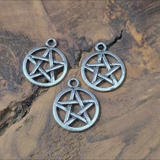 6x Pentagramm-Anhänger in antik-silber, 20 mm – beidseitig geprägt. Ideal für Schmuckdesign, Ketten, Armbänder, Taschenbaumler & Deko.