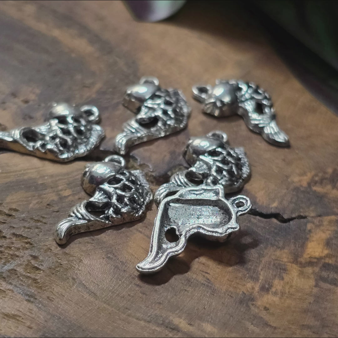 12 Goldfisch-Anhänger, antik-silberfarben, ca. 20 mm, Zinklegierung. Perfekt für Schmuck, DIY und maritime Bastelideen.