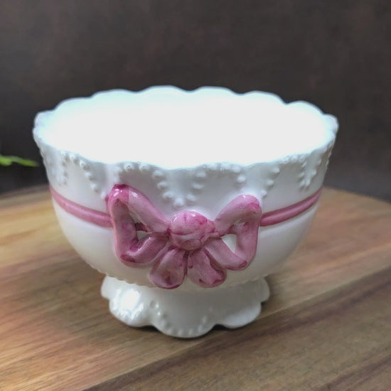 Romantische Feinkeramik-Schale mit rosa Schleife – perfekt für Landhausstil, Shabby Chic und als liebevolles Geschenk mit nostalgischem Flair.