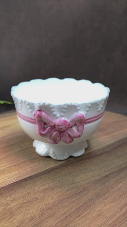 Romantische Feinkeramik-Schale mit rosa Schleife – perfekt für Landhausstil, Shabby Chic und als liebevolles Geschenk mit nostalgischem Flair.