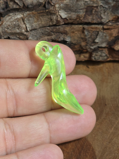 Transparenter neongrüner Pumps-Charm aus Acryl mit Öse als Größenvergleich auf der Hand
