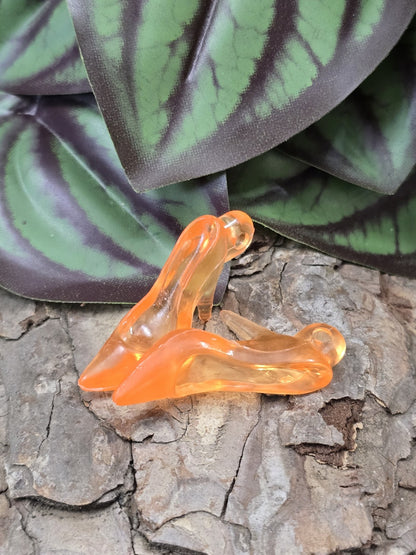 Zwei orangefarbene transparente Pumps-Anhänger aus Acryl für DIY-Schmuck
