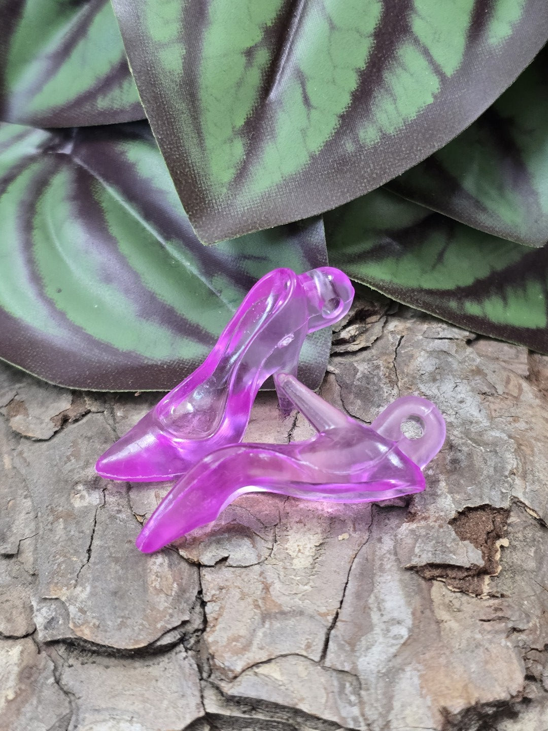 Zwei magentafarbene transparente Pumps-Anhänger aus Acryl für Bastelarbeiten