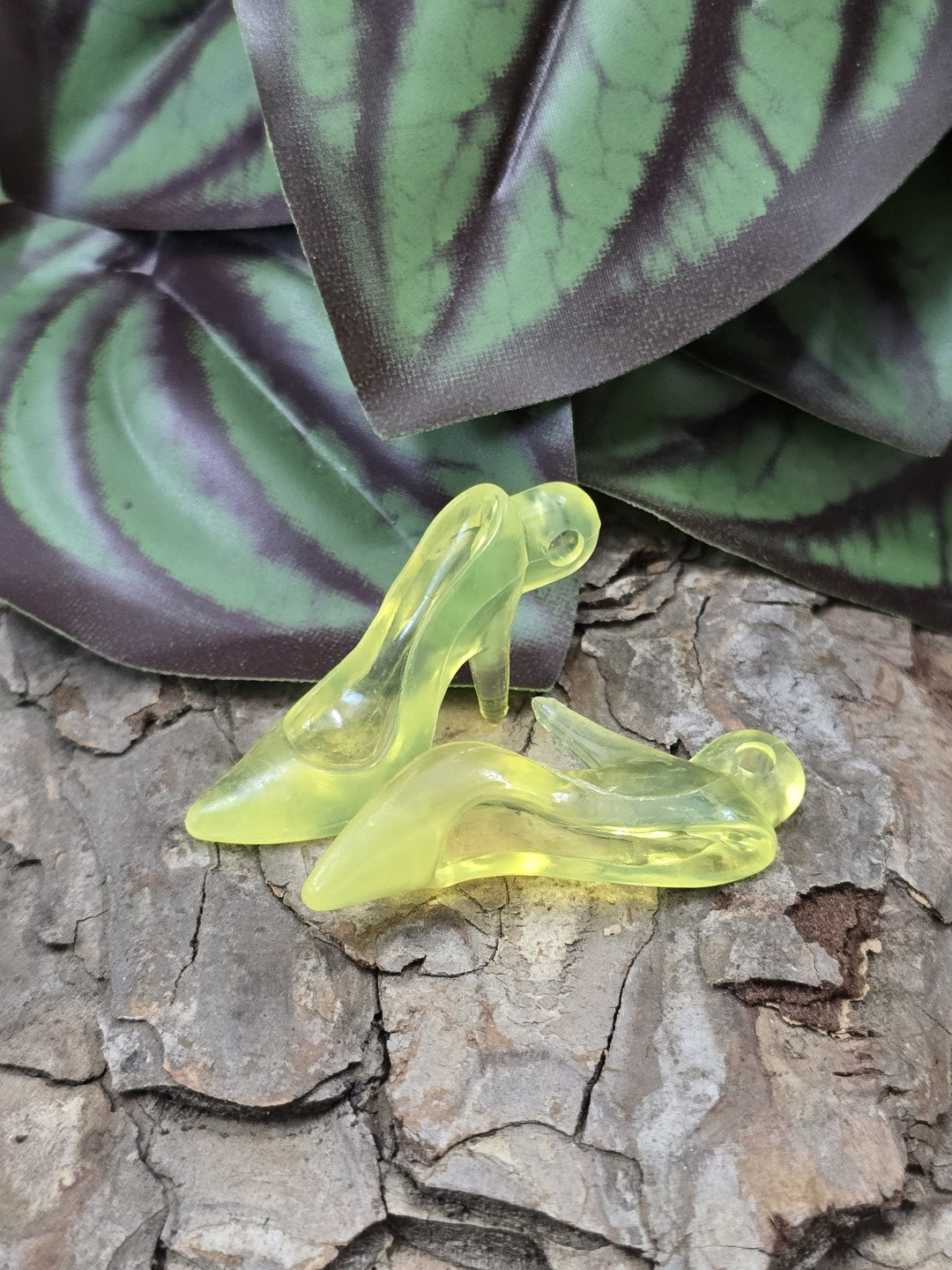 Zwei gelbe transparente Acryl-Pumps mit Öse zum Anhängen und Basteln