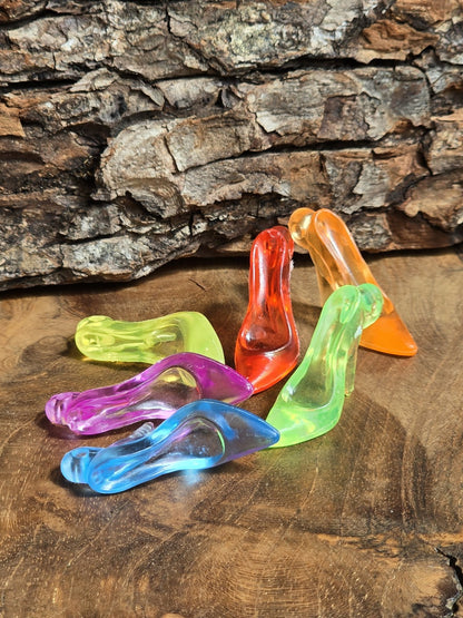 Bunter Mix aus transparenten Pumps-Anhängern aus Acryl in verschiedenen Farben auf Holzgrund