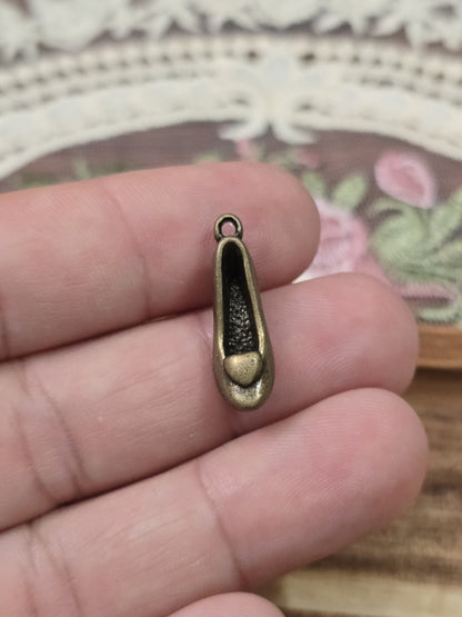 Pumps-Schuh-Anhänger 22mm in Antikbronze auf Fingern gehalten als Größenvergleich.