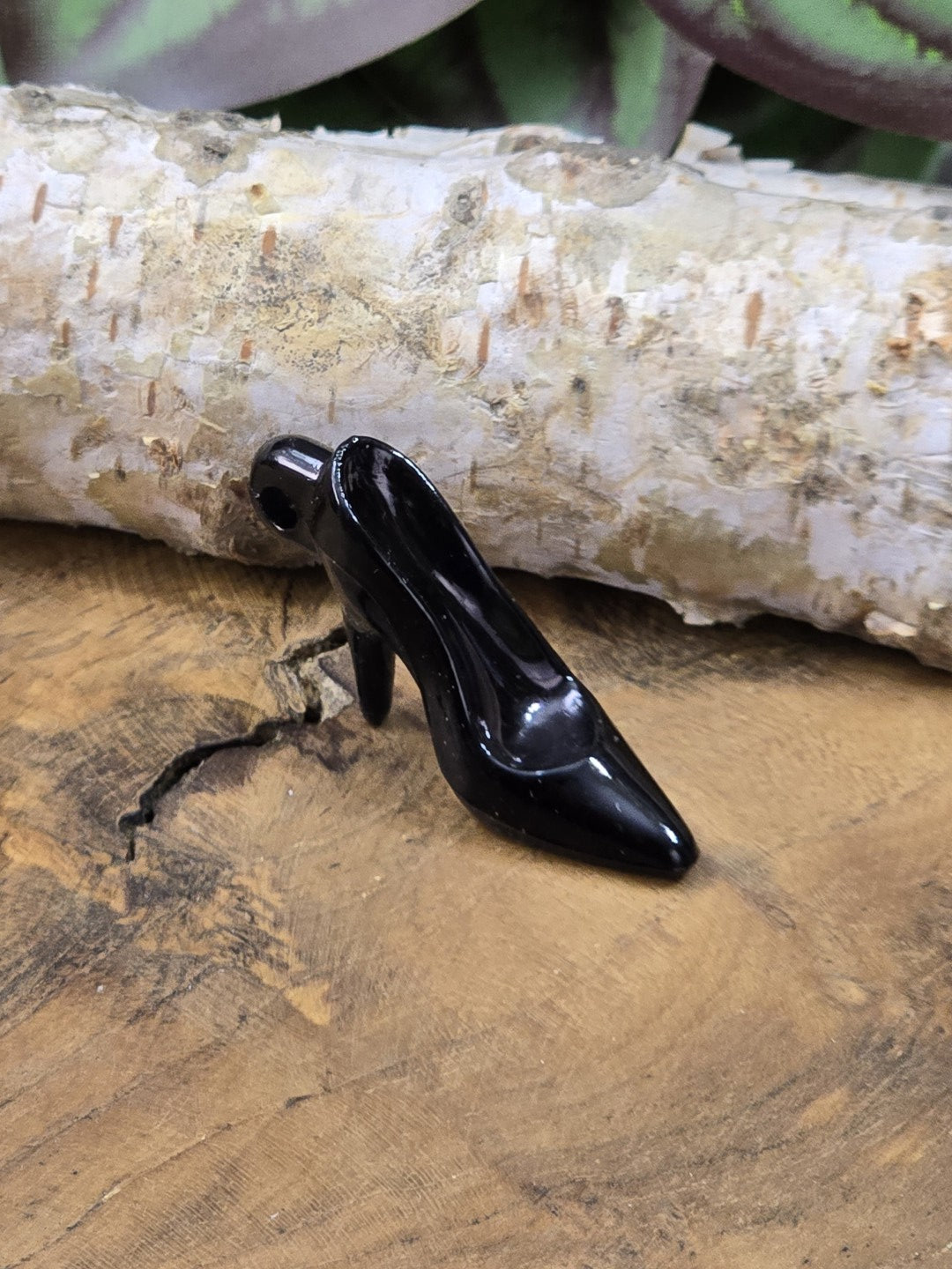 Kleiner schwarzer High-Heel-Charm aus Acryl mit Öse für Schmuckdesign und Bastelprojekte