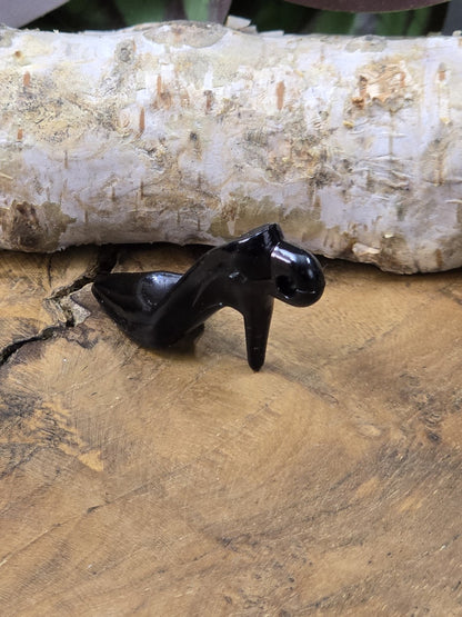 Schwarzer Stiletto-Schuh-Anhänger aus Acryl mit Aufhängeöse, seitliche Ansicht