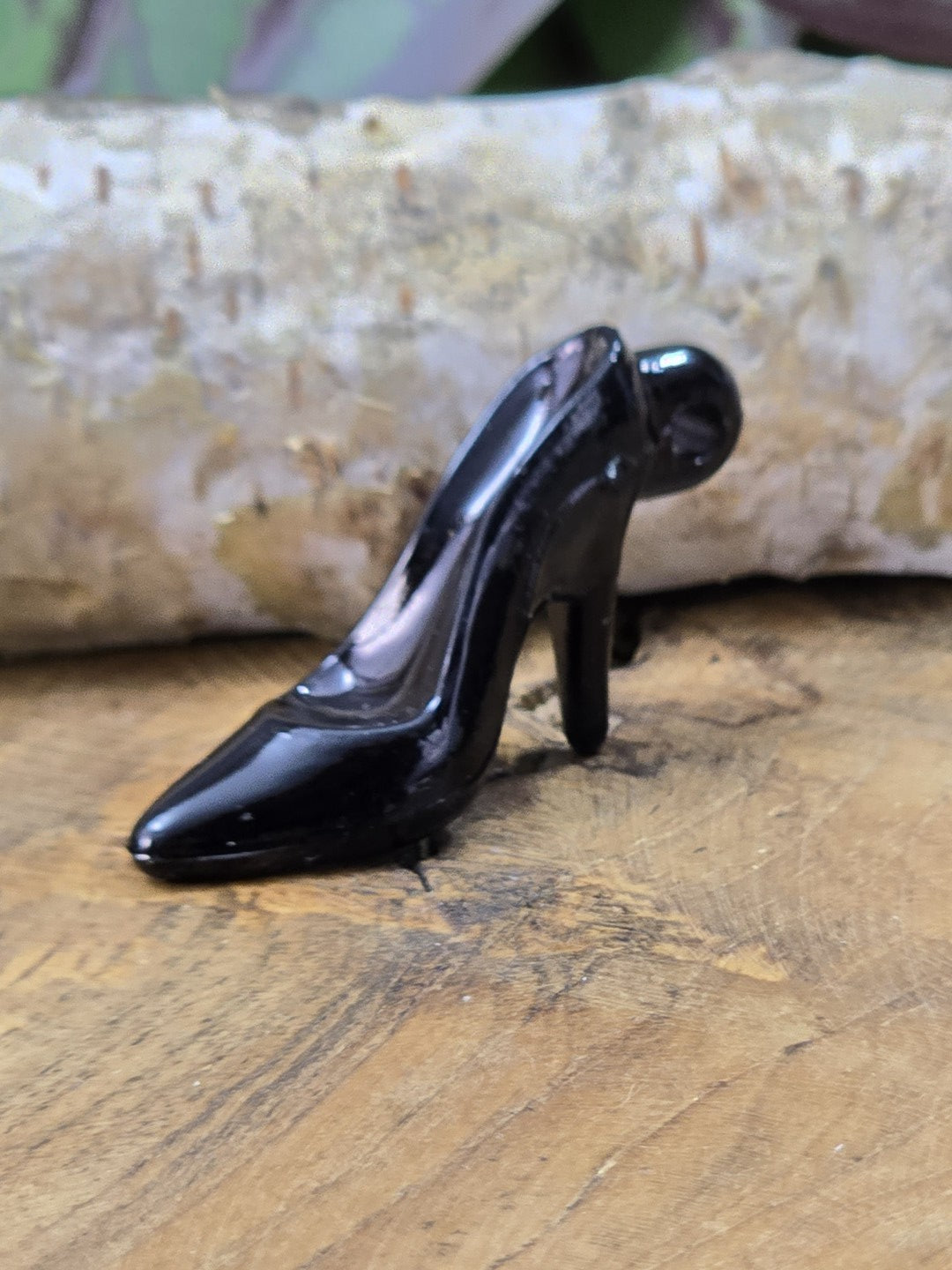 Glänzender Mini-Pumps aus schwarzem Acryl als Anhänger für DIY-Accessoires