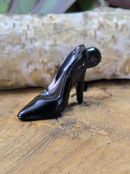 Glänzender Mini-Pumps aus schwarzem Acryl als Anhänger für DIY-Accessoires