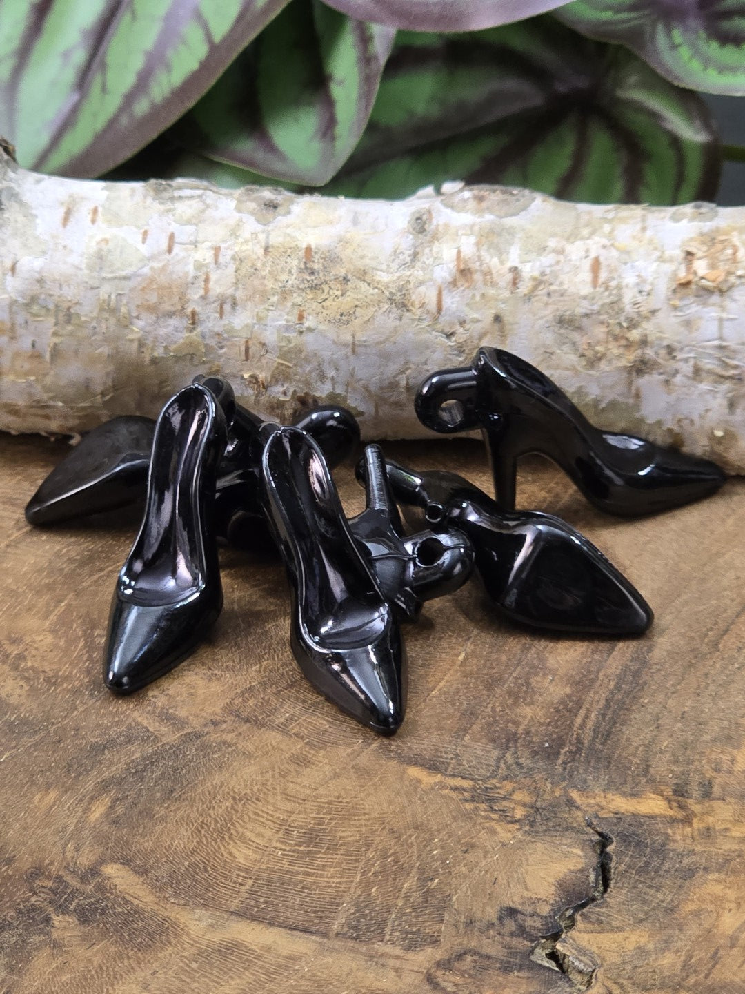 Set mit 6 schwarzen High-Heel-Charms aus Acryl mit Öse für Schmuckherstellung und Bastelprojekte