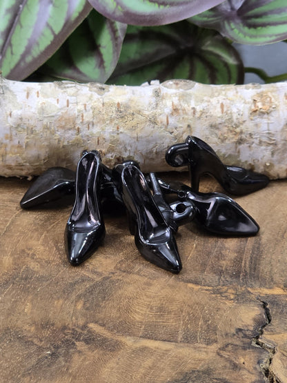 Schwarze Acryl-Pumps-Anhänger im 6er-Pack für Ketten, Armbänder und kreative Accessoires