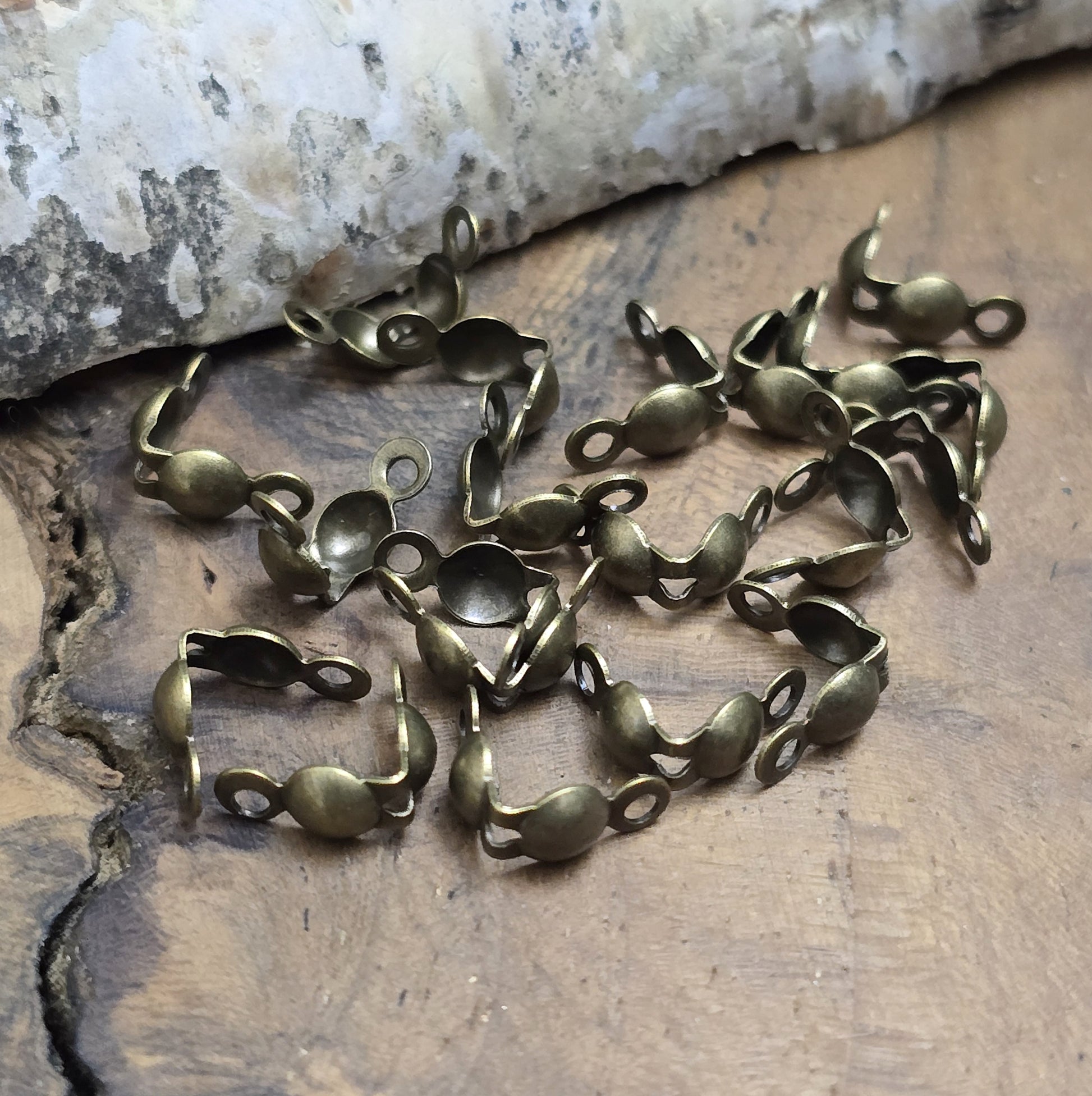 20 antik bronzefarbene Quetschkalotten, Kugelkalotten, Größe: 3,9 x 7,5 mm. Ideal, um Perlen oder Schmucksteine an Drähten zu fixieren. Perfekt für Armbänder, Ketten und Ohrringe.