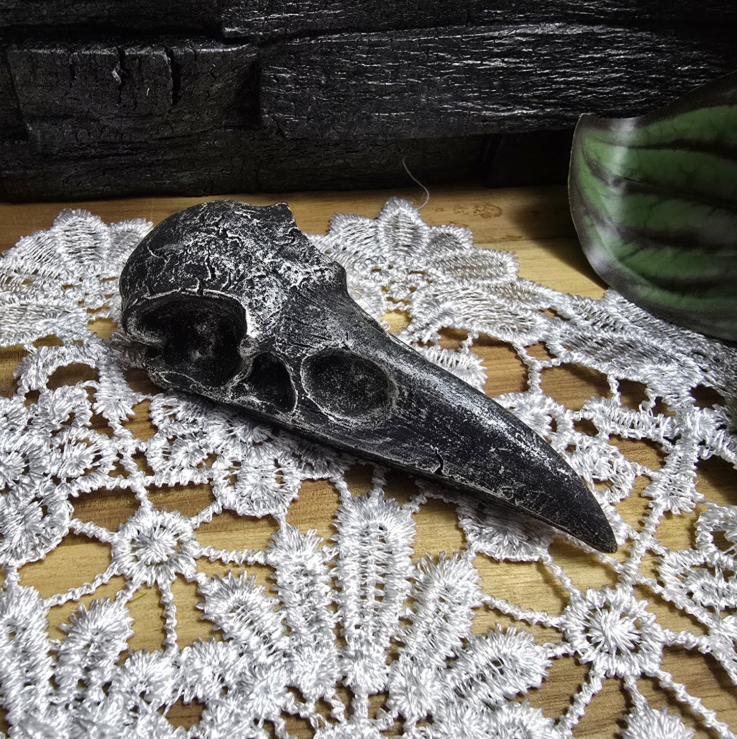 Das Bild zeigt einen Krähenschädel Dekofigur schwarz/silber, 10 cm, aus Kunststein, Hexenaltar, Altarschmuck, gotisches Wohndekor, Rabenschädel

Dieser mystische Krähenschädel aus Kunststein ist ein faszinierendes Schmuckstück für jedes gotische Wohndekor und ein kraftvolles Element für Ihren Hexenaltar. 