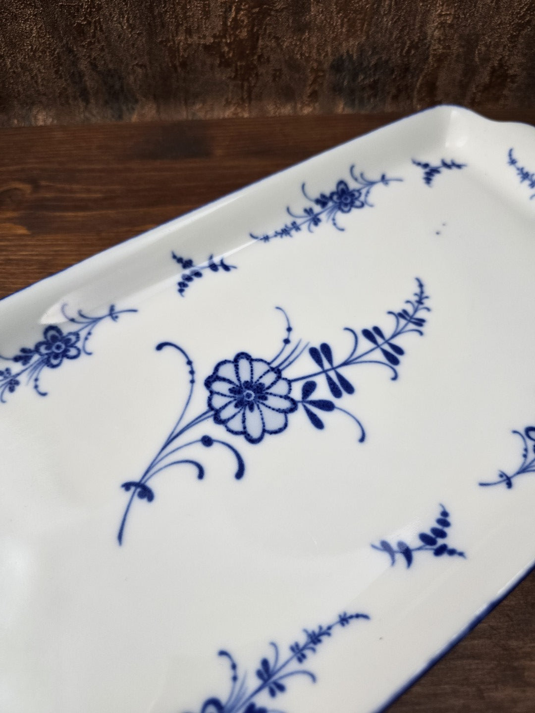 Detailansicht des floralen Dekors auf der Porzellanplatte; ein kleiner, ehrlicher Glasurplatzer zeugt von der Vintage-Historie.