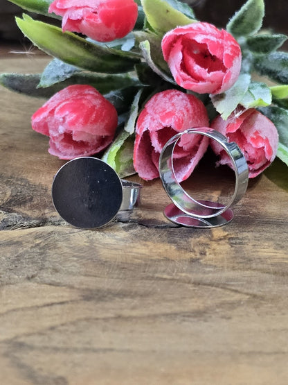 Zwei verstellbare Ringrohlinge in Rhodium-Silber mit 15mm Motiv-Platte stilvoll arrangiert für Schmuckherstellung.