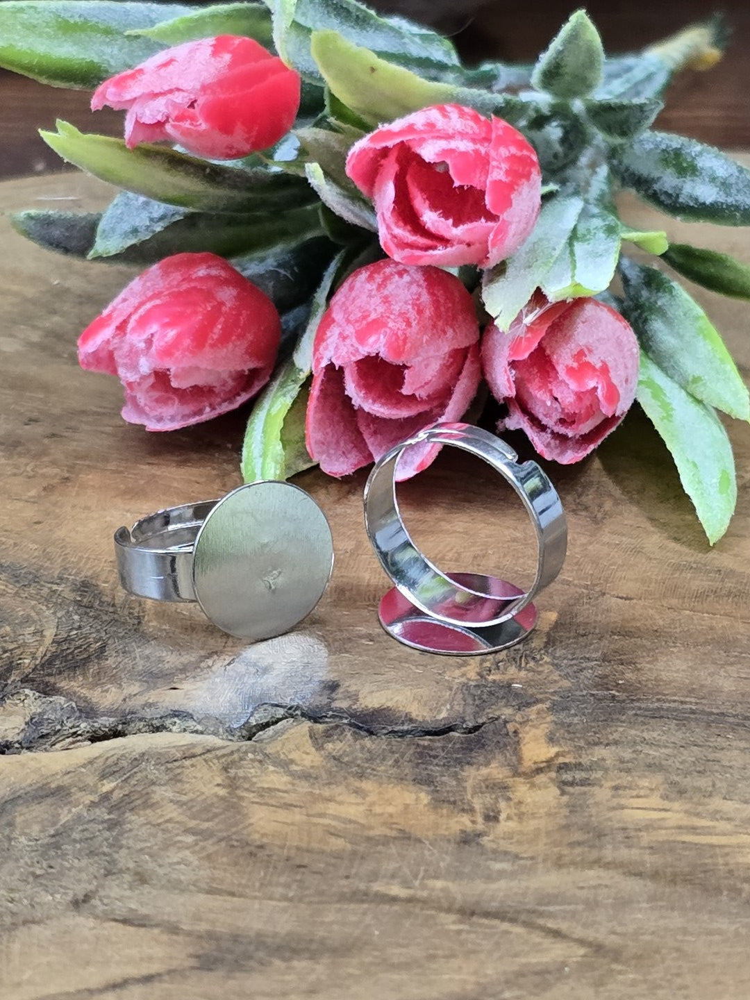 Silberne Ringschienen mit runder 15mm Klebefläche für Cabochons und Harz-Motive auf Rustikalambragrund.