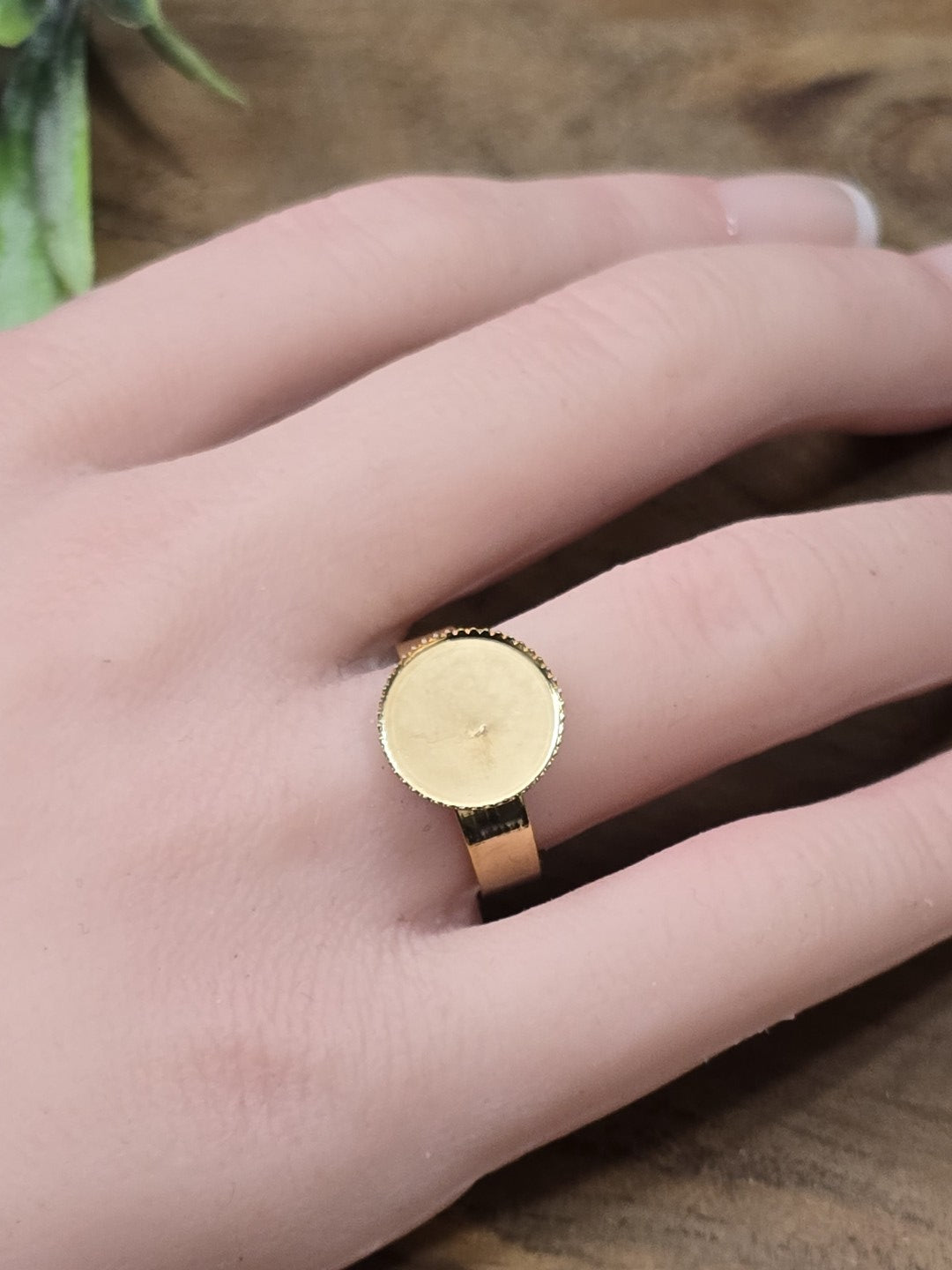 Goldfarbener verstellbarer Ringrohling mit runder 12mm Klebefläche für Cabochons getragen an der Hand als Größenvergleich.