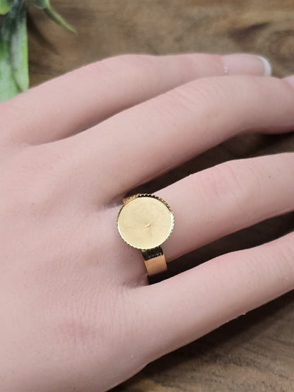 Goldfarbener verstellbarer Ringrohling mit runder 12mm Klebefläche für Cabochons getragen an der Hand als Größenvergleich.