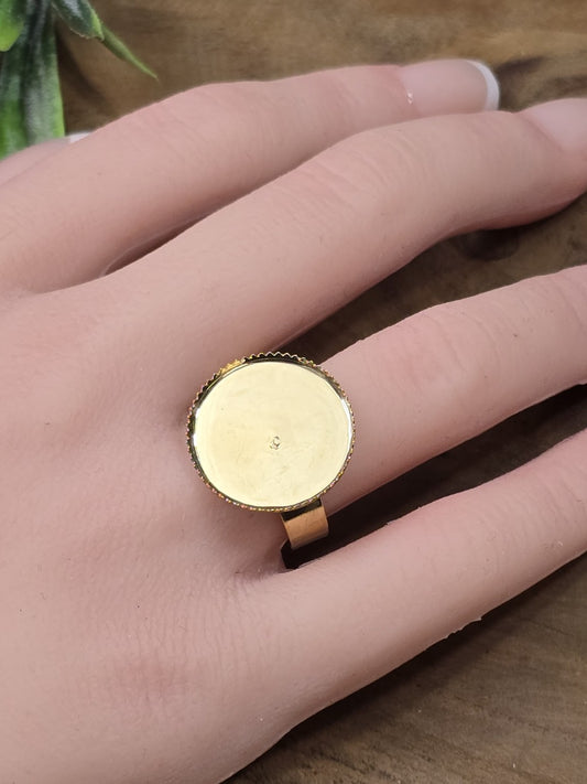 Goldfarbener verstellbarer Ringrohling mit runder 18mm Klebefläche für DIY-Schmuckprojekte an der Hand präsentiert.