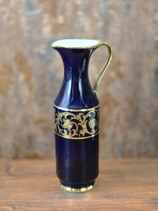 Vintage Royal Porzellan Bavaria KPM Henkelvase in Echt Cobalt mit goldfarbenem Rankendekor und geschwungenem Henkel auf Holztisch.