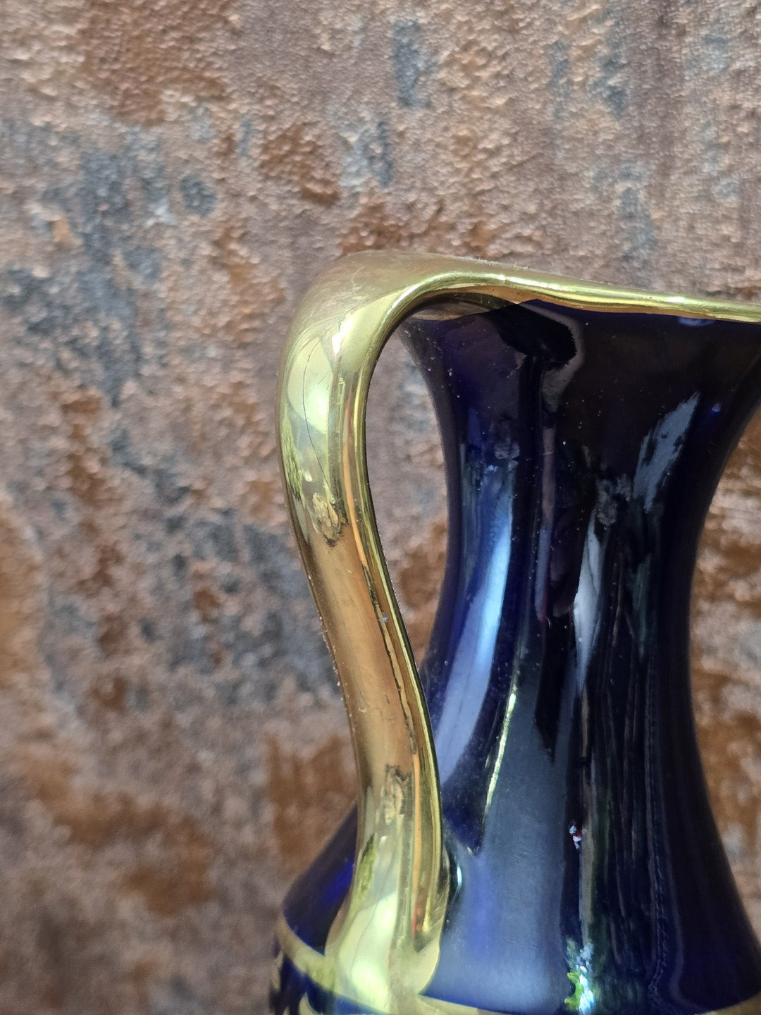 Vintage Porzellanvase mit kobaltblauer Glasur und goldfarbenem Henkel, Nahaufnahme mit sichtbaren Gebrauchsspuren an der Vergoldung.