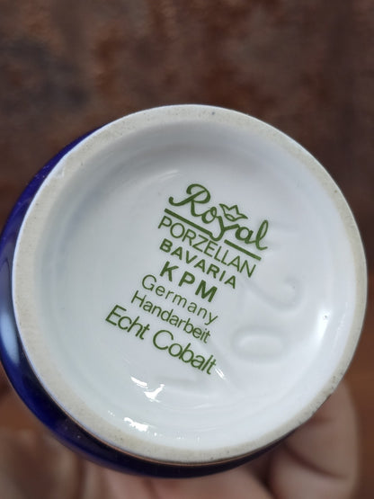 Vintage Royal Porzellan Bavaria KPM Vase mit grüner Bodenmarke „Handarbeit Echt Cobalt“ in Nahaufnahme der Unterseite.