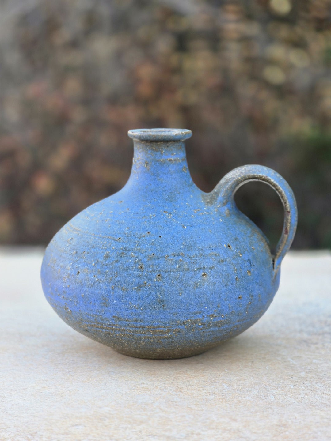 Signierte blaue Studiokeramikvase von Rudi Stahl aus Höhr-Grenzhausen mit bauchigem Korpus, kleinem Henkel, matter Oberfläche und rotbraunem Scherben.