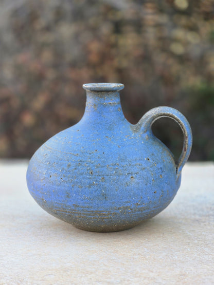 Signierte blaue Studiokeramikvase von Rudi Stahl aus Höhr-Grenzhausen mit bauchigem Korpus, kleinem Henkel, matter Oberfläche und rotbraunem Scherben.