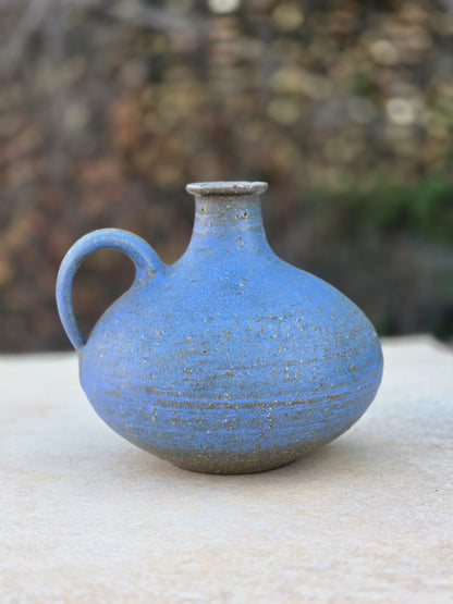 Blaue Rudi Stahl Keramikvase mit geritzter Bodensignatur, bauchiger Form, Schulterhenkel und matter Studiokeramik-Oberfläche, wohl 1960er bis frühe 1970er Jahre.