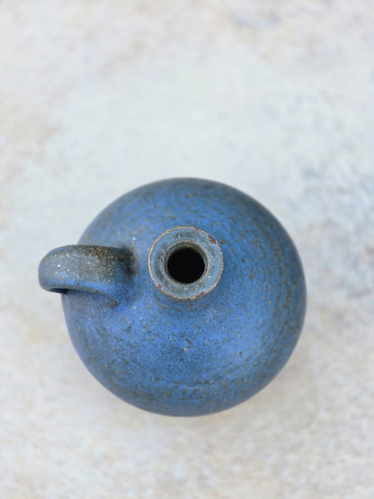 Vintage Studiokeramikvase von Rudi Stahl aus Höhr-Grenzhausen in kräftigem Blau mit matter Struktur, bauchiger Silhouette, Henkel und rotbraunem Scherben.