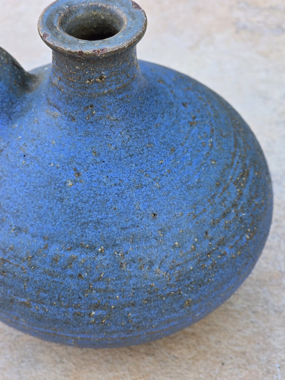 Rudi Stahl Vase aus Höhr-Grenzhausen, signierte blaue Studiokeramik mit bauchiger Form, Henkelpartie, matter Glasur und rötlich-braunem Scherben.