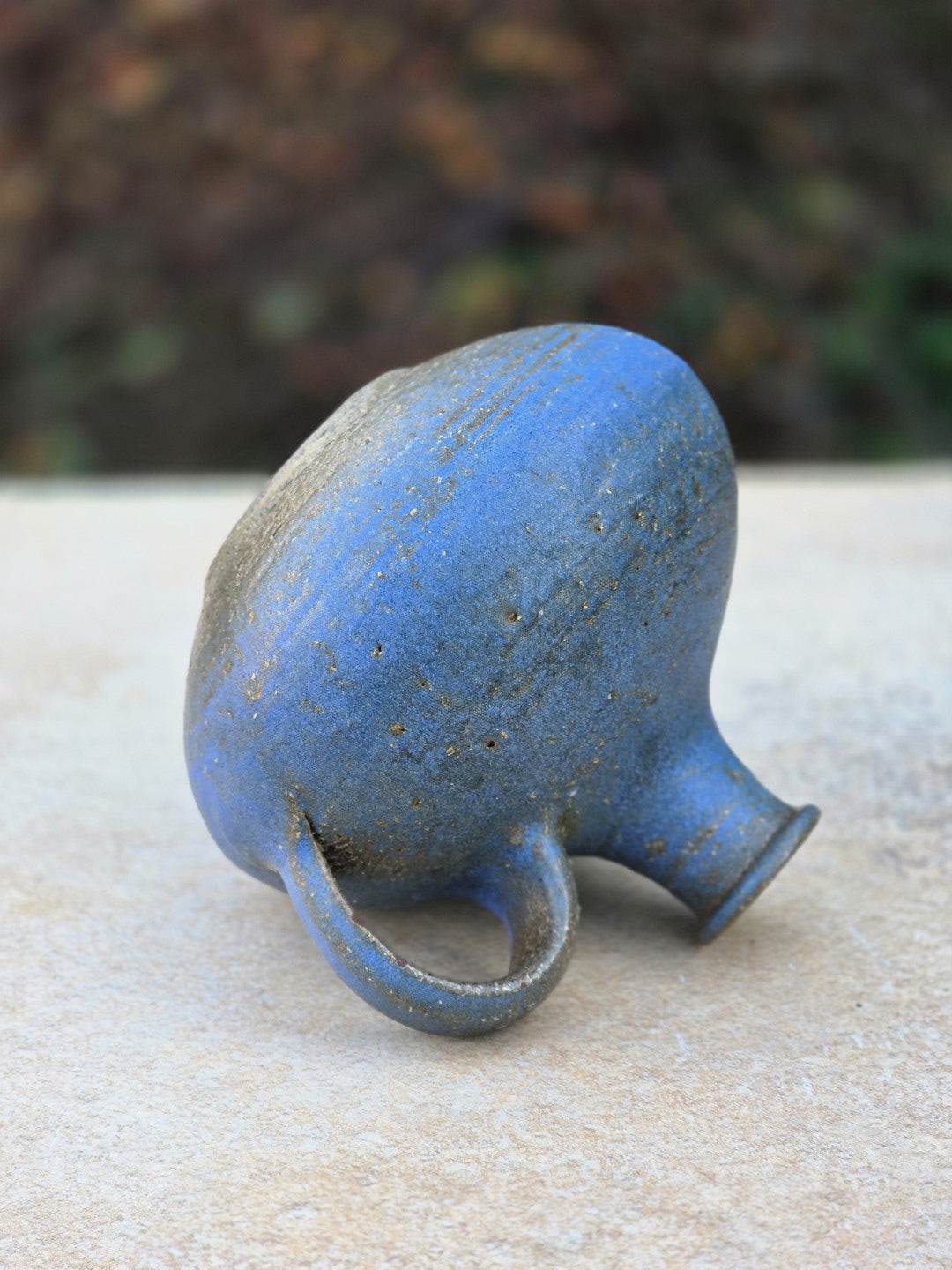 Signierte Mid-Century Keramikvase von Rudi Stahl in Blau mit matter Oberfläche, kleiner Henkelöffnung, bauchigem Korpus und rotbraunem Keramikscherben.