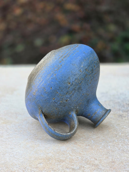 Signierte Mid-Century Keramikvase von Rudi Stahl in Blau mit matter Oberfläche, kleiner Henkelöffnung, bauchigem Korpus und rotbraunem Keramikscherben.